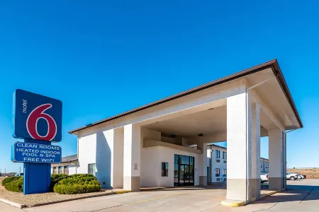 Motel 6 Winslow, AZ Отели рядом с достопримечательностью «Take It Easy Statue»
