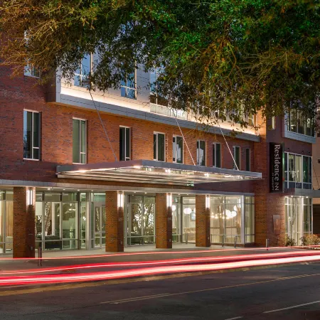 SpringHill Suites Greenville Downtown Отели рядом с достопримечательностью «Театр Warehouse»
