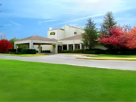 Courtyard Mt. Laurel Cherry Hill Отели рядом с достопримечательностью «Фунплекс»