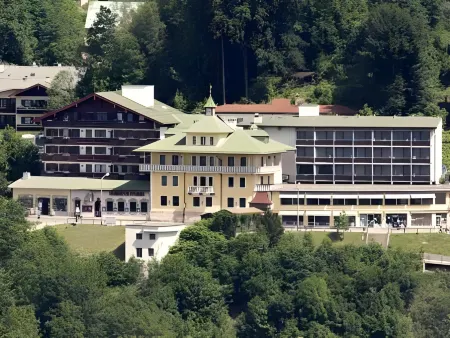 Hotel Vier Jahreszeiten Отели рядом с достопримечательностью «Кельштайнхаус»