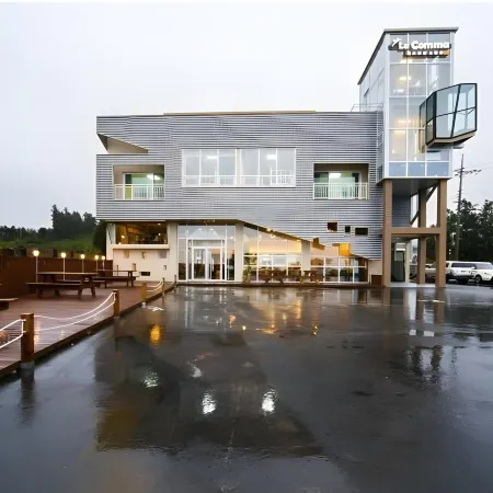 Seogwipo Lacomma Pension Отели рядом с достопримечательностью «Храм Хелимса»