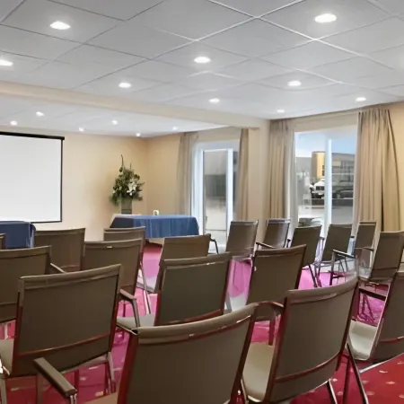 Super 8 by Wyndham Cambridge/Kitchener/Waterloo Area