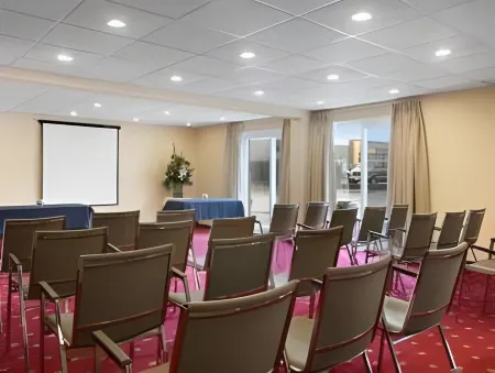 Super 8 by Wyndham Cambridge/Kitchener/Waterloo Area Отели рядом с достопримечательностью «Кеймбридж Скалпчер Гарден»