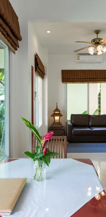 วิลลาพร้อมทางลงสู่สระว่ายน้ำ