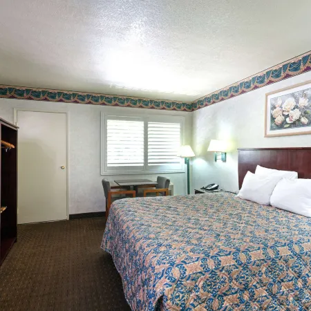 Travelodge by Wyndham Long Beach Convention Center