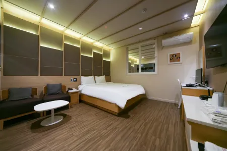 Yeongdeok the Blue Hotel Отели рядом с достопримечательностью «Koraebul-haesuyokchang»