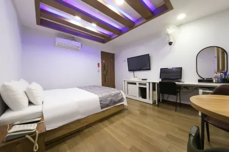 Breakfast at Tiffany's Motel