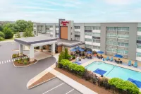 Hampton Inn by Hilton Manchester - 수영장