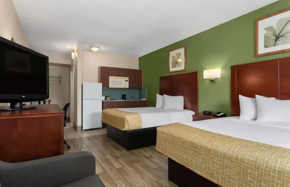 奧基喬比湖溫德姆Travelodge套房飯店