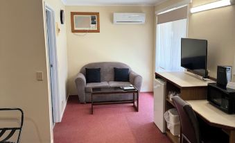 Blue Whale Motor Inn & Apartments