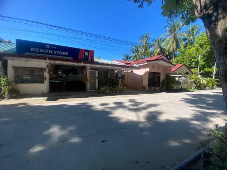 Hibiscus Dive Inn Отели рядом с достопримечательностью «Marikaban Beach»