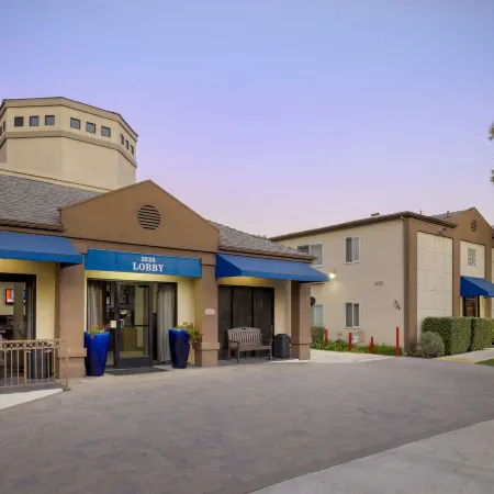 Best Western Royal Palace Inn & Suites Отели рядом с достопримечательностью «Сенчури-Сити»