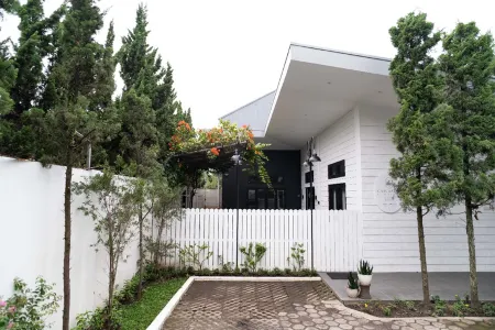 Casuarina Villa Bandung Отели рядом с достопримечательностью «Централна джамия на Бандунг»