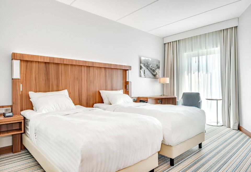 2. 코트야드 바이 ..