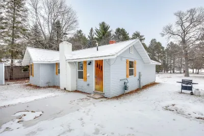 Fish Year-round: Riverfront Cottage in Rhinelander Hotels in der Nähe von Flughafen Rhinelander