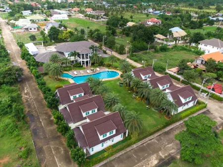 Saitong Resort Отели рядом с достопримечательностью «Krom Luang Chumphon Monument, Pak Nam Pran Subdistrict»