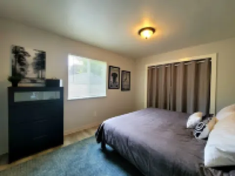 Peaceful and Cozy 3 Bedroom Home Hotels in Ypsilanti