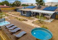 Lucky Moon Retreat | JTree Oasis w/Hot Tub & Pool