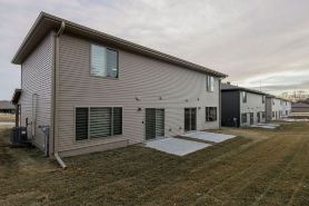 West Omaha Getaway, blocks from Village Pointe Plaza