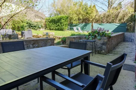 Quiet country house, enclosed grounds, in the Morvan Park, ideal for a couple Отели в г. Сен-Жермэн-Де-Шам