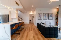 Spacious Modern Escape Near UO Campus - Bungalows