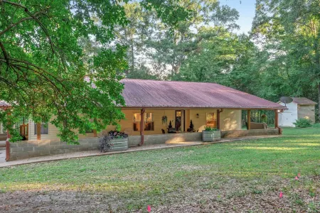 Countryside Retreat with Jacuzzi Hot Tub