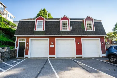 Sunny Studio Loft Next to RISD & Brown w/ Parking!
