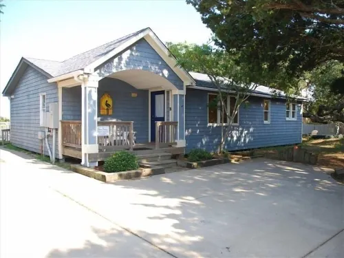 Soundfront Sunsets with Private Dock, Kayaks, Large Pool, Hot Tub, Guesthouse