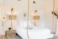 City Vibes:Trendy/ community Pool/ Weekday Escape!