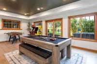 Galena Getaway: Sauna, Hot Tub, Fire Pit, and Arcade Fun Awaits!