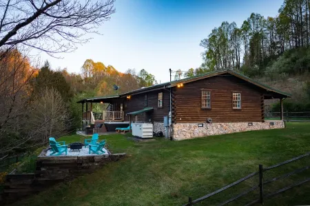 Ascension Cabin - huge yard, hot tub, above stream Отели в г. Уайлдернесс
