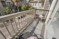 Highly Rated 2 Br Townhouse Steps from DT, and Near Beaches. Open Labor Day!