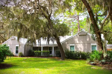 Indulge in the ultimate experience at Quite a Catch in coastal Darien, GA.