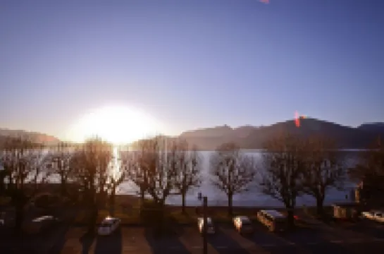 VICTORY HOUSE 4 FRONT LAKE AP4 GARDEN & SPA