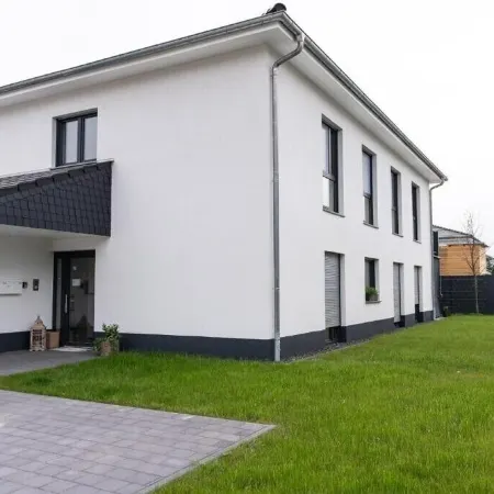 Moderne & Familienfreundliche Ferienwohnung am Goitzschesee Отели в г. Поух