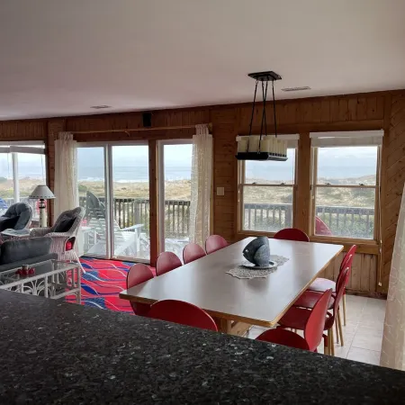 Oceanfront Bliss w/ outdoor pool, hot tub and beds made !