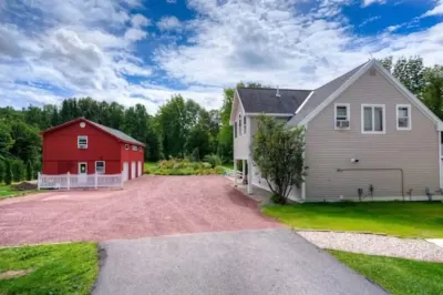 Cozy private apartment with winter views of Mt Equinox Hotel di 
