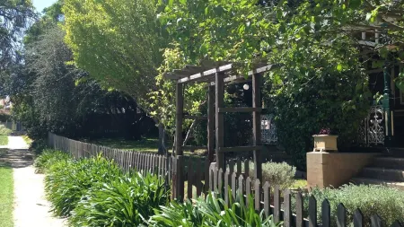 Braeside Studio - Country Garden Accommodation Отели рядом с достопримечательностью «Millthorpe Wine Centre»