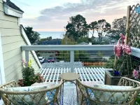 Oceanview Penthouse, Stylish & Walking to Beach