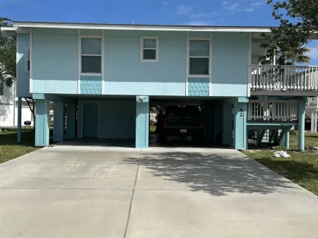 House, 4 Bedrooms + Sunroom, 2.5 Baths, Sleeps 13