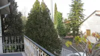 Single villa with large garden and covered parking