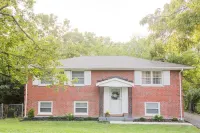 Golden House: Sleeps 12 • Cozy + Modern - close to UK, Summit + Keeneland!