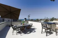 5-Star Family Getaway ~ Splendid Ocean Views ~ Walk to Beach فنادق في أوسيانسيدي