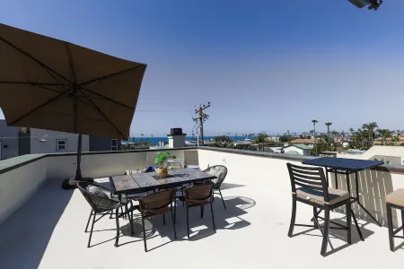 5-Star Family Getaway ~ Splendid Ocean Views ~ Walk to Beach