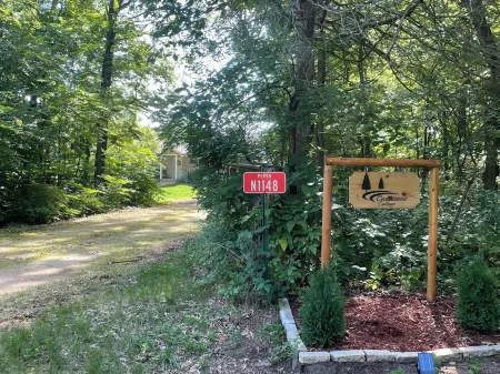 Cheerful cottage w/ fireplace. Great location for exploring the Lake Pepin area!