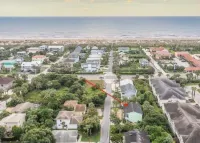 Cozy 2nd floor, steps to beach, right off A1A Beach!