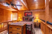 Cozy, upscale cabin with best view and fishing on the river!