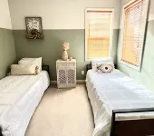 Upscale Cottage in the Heart of Downtown/ Walking Distance from the Yatch Club