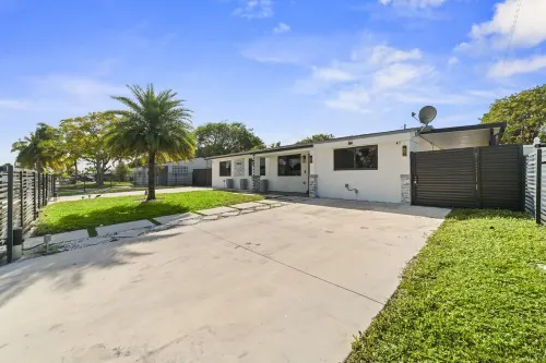 Fun Getaway: Pool, Jacuzzi, Games, 7BR, Stadium