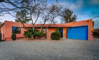 Year Around Heated Pool, Mountain Views, Pets Ok